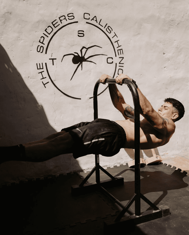 Atleta de calistenia realizando un movimiento